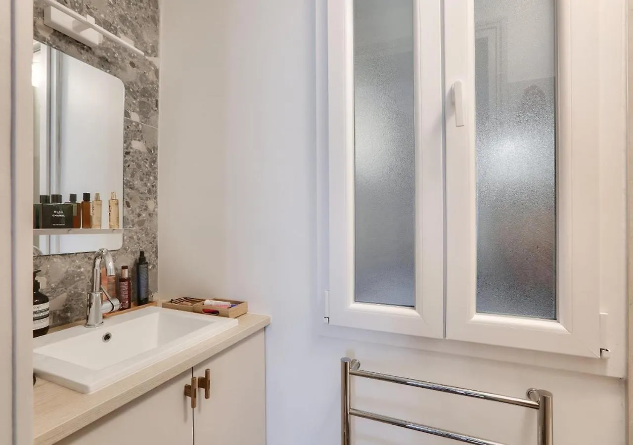 Gorgeous, Bright & Large 1 Bedroom Near Montmartre Lejlighed *